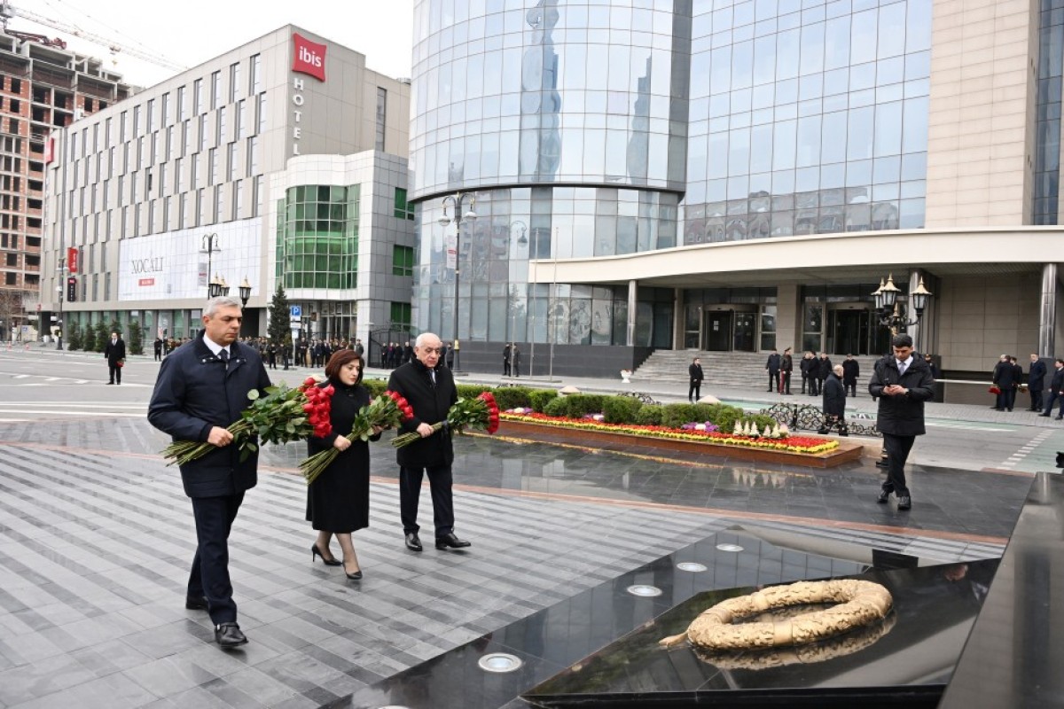 Dövlət və hökumət rəsmiləri Bakıdakı Xocalı soyqırımı abidəsini ziyarət ediblər