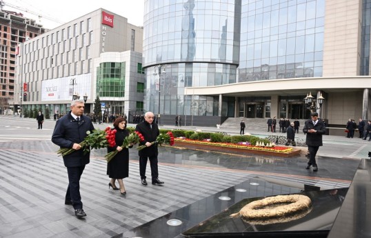 Dövlət və hökumət rəsmiləri Bakıdakı Xocalı soyqırımı abidəsini ziyarət ediblər