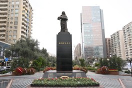Dövlət və hökumət rəsmiləri Bakıdakı Xocalı soyqırımı abidəsini ziyarət ediblər