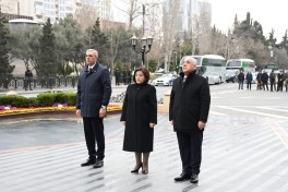 Dövlət və hökumət rəsmiləri Bakıdakı Xocalı soyqırımı abidəsini ziyarət ediblər