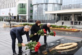 Dövlət və hökumət rəsmiləri Bakıdakı Xocalı soyqırımı abidəsini ziyarət ediblər
