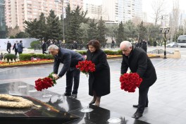 Dövlət və hökumət rəsmiləri Bakıdakı Xocalı soyqırımı abidəsini ziyarət ediblər