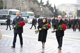 Dövlət və hökumət rəsmiləri Bakıdakı Xocalı soyqırımı abidəsini ziyarət ediblər