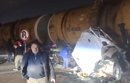 Qalada yük maşını qatara çırpılıb, ölən var - VİDEO  - YENİLƏNİB 