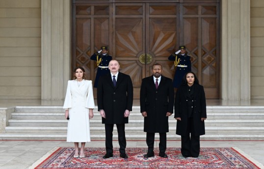 Birinci xanım Mehriban Əliyeva, Prezident İlham Əliyev, Efiopiyanın Baş naziri Abiy Əhməd Əli, birinci xanım Zinaş Tayaçev