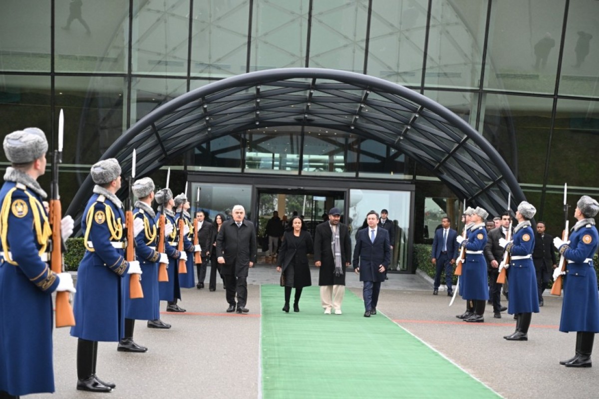 Baş nazirin müavini Samir Şərifov, Efiopiyanın birinci xanım Zinaş Tayaçev, Efiopiyanın Baş naziri Abiy Əhməd Əli, xarici işlər nazirinin müavini Yalçın Rəfiyev