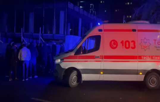 Bakıda təcili yardım avtomobili ilə motosiklet toqquşub, ölən və xəsarət alanlar var - VİDEO  - YENİLƏNİB 