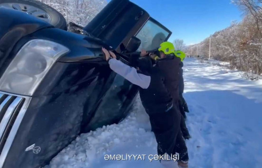 İsmayıllıda buz bağlayan yolda avtomobil aşıb - VİDEO 