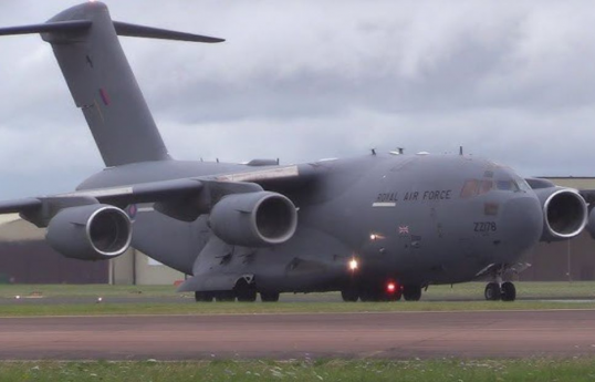ABŞ Hərbi Hava Qüvvələrinə məxsus C‑17A Globemaster təyyarəsi Böyük Britaniyada yerləşən RAF Fairford bazasında