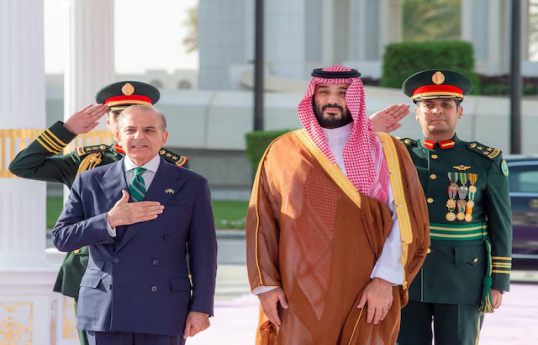 Səudiyyə Ərəbistanının vəliəhd şahzadəsi Məhəmməd bin Salman və Pakistanın baş naziri Şahbaz Şərif