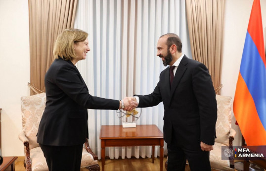 Amerika Birləşmiş Ştatlarının Ermənistandakı səfiri Kristina Kvini və Ermənistanın xarici işlər naziri Ararat Mirzoyan