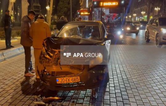 Gəncədə minik maşını avtobusa çırpılıb, xəsarət alan var
