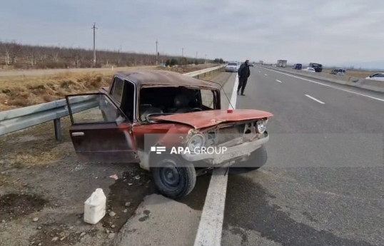 Şəmkirdə maşın betona çırpılıb, 2 nəfər xəsarət alıb - FOTO 