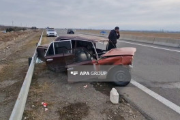 Şəmkirdə maşın betona çırpılıb, 2 nəfər xəsarət alıb - FOTO 