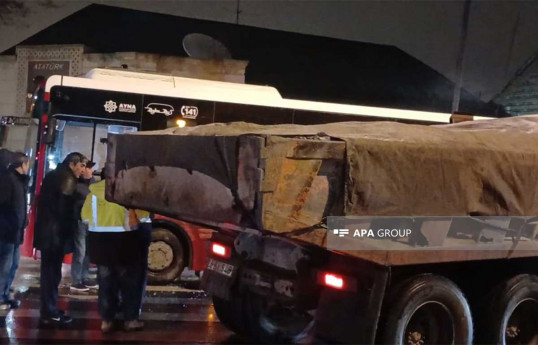 Gəncədə sərnişin avtobusu ilə yük maşını toqquşub, xəsarət alan var - FOTO 