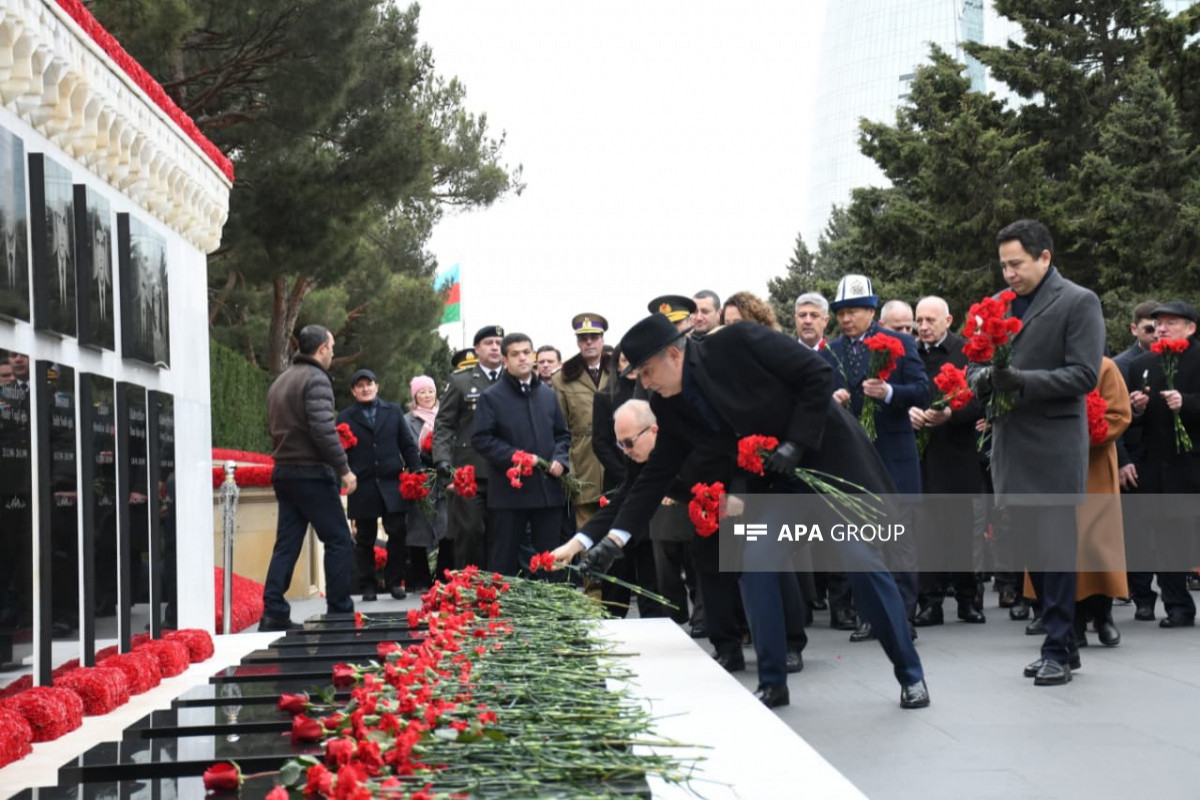 Diplomatlar Şəhidlər xiyabanını ziyarət edib - FOTO  - VİDEO 