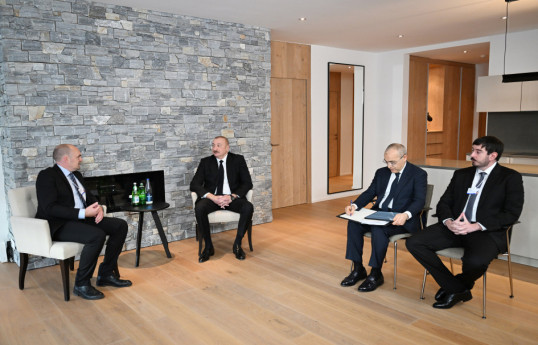 Prezident İlham Əliyev Davosda “Vestas Wind Systems” şirkətinin nümayəndəsi ilə görüşüb