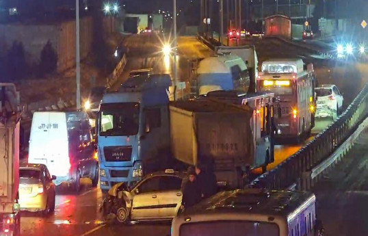 Yasamalda qəza baş verib, nəqliyyatın hərəkətində çətinlik yaranıb - FOTO 
