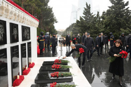 Dövlət və hökumət rəsmiləri Şəhidlər xiyabanını ziyarət edib - FOTO 