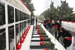 Dövlət və hökumət rəsmiləri Şəhidlər xiyabanını ziyarət edib - FOTO 
