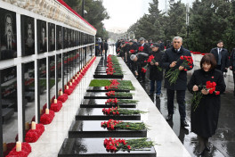 Dövlət və hökumət rəsmiləri Şəhidlər xiyabanını ziyarət edib - FOTO 