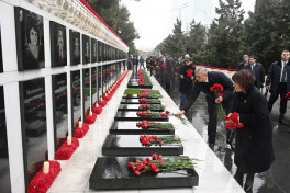 Dövlət və hökumət rəsmiləri Şəhidlər xiyabanını ziyarət edib - FOTO 