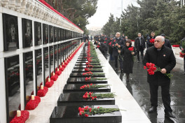 Dövlət və hökumət rəsmiləri Şəhidlər xiyabanını ziyarət edib - FOTO 