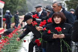 Dövlət və hökumət rəsmiləri Şəhidlər xiyabanını ziyarət edib - FOTO 