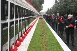 Dövlət və hökumət rəsmiləri Şəhidlər xiyabanını ziyarət edib - FOTO 