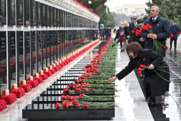 Dövlət və hökumət rəsmiləri Şəhidlər xiyabanını ziyarət edib - FOTO 
