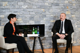 Prezident İlham Əliyev Davosda Avropa İttifaqının Genişlənmə üzrə komissarı Marta Kosla görüşüb