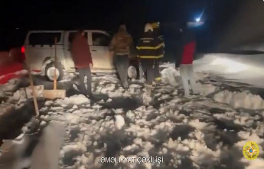 FHN: Buz bağlayan yolda qalan “Jeep" və "Mitsubishi" markalı minik avtomobillərinə köməklik göstərilib - VİDEO 
