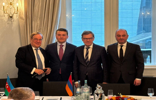 Bundestaqın xarici siyasət komitəsinin sədri Armin Laşet, Azərbaycanın Almaniyadakı səfiri Nəsimi Ağayev, AFR xarici işlər naziri Yohan Vadeful, Ermənistanın Almaniyadakı səfiri Viktor Yengibaryan