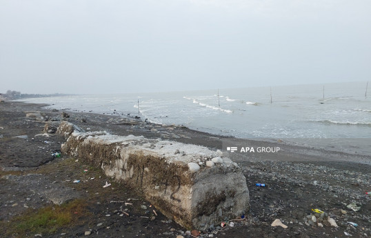 Lənkəranda geri çəkilən Xəzər dənizində nəhəng beton bünövrələr üzə çıxıb - FOTO 