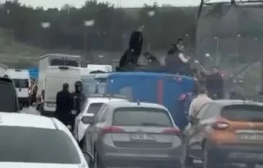 İstanbulda məhkumları daşıyan avtobus aşıb, 19 nəfər yaralanıb
