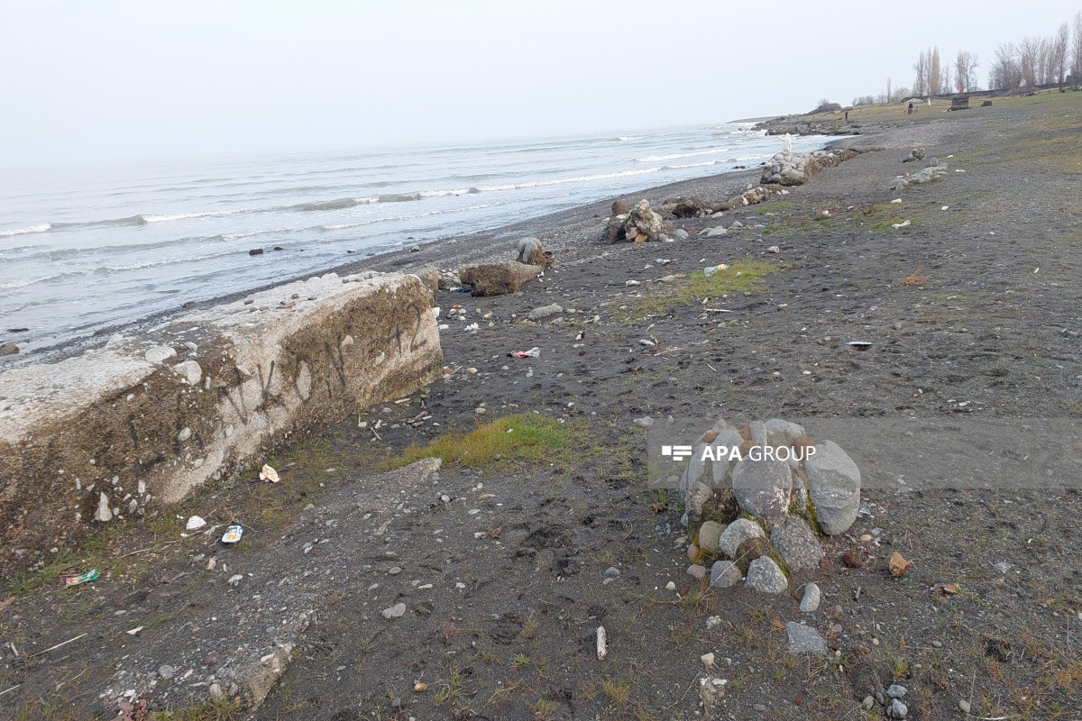 Lənkəranda geri çəkilən Xəzər dənizində nəhəng beton bünövrələr üzə çıxıb - FOTO 