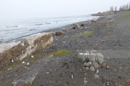 Lənkəranda geri çəkilən Xəzər dənizində nəhəng beton bünövrələr üzə çıxıb - FOTO 