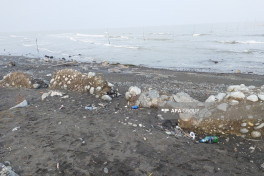 Lənkəranda geri çəkilən Xəzər dənizində nəhəng beton bünövrələr üzə çıxıb - FOTO 