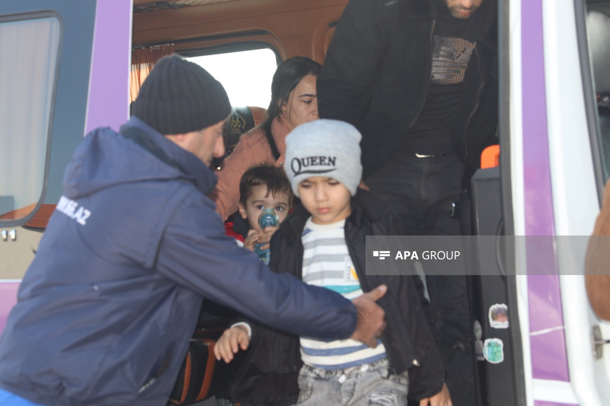 Növbəti köç karvanı Ağdərənin Həsənriz kəndinə çatıb, açarlar təqdim olunub- FOTO  - YENİLƏNİB 