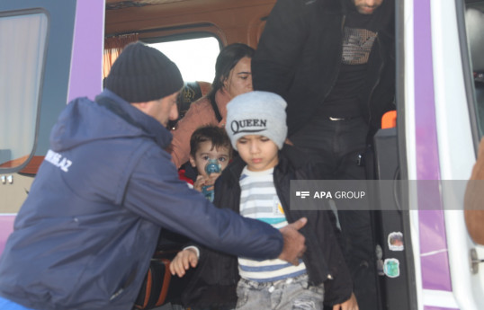 Növbəti köç karvanı Ağdərənin Həsənriz kəndinə çatıb, açarlar təqdim olunub- FOTO  - YENİLƏNİB 
