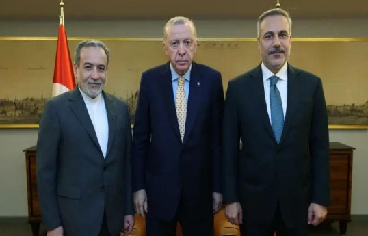 İran xarici işlər naziri Abbas Əraqçi, Türkiyə Prezidenti Rəcəb Tayyib Ərdoğan, Türkiyə xarici işlər naziri Hakan Fidan