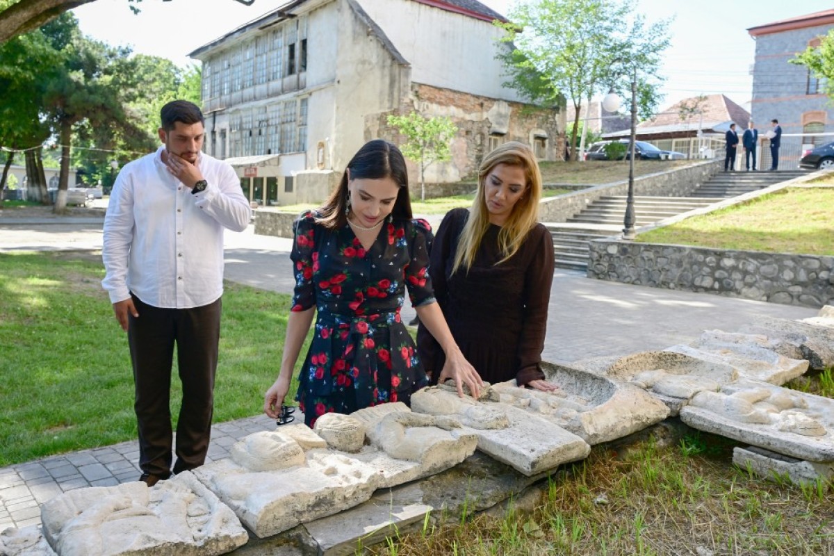 Leyla Əliyeva Şəki şəhərindəki Məhəmməd Füzuli adına parkda görülən işlərlə tanış olub