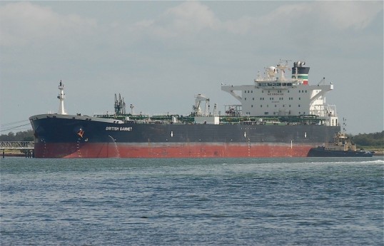 Rusiyadan üzən və may ayında Fransa tərəfindən saxlanılan tanker lövbər saldığı ərazini tərk edib
