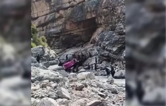 Pakistanda avtobus dərəyə aşıb, 40 nəfər ölüb