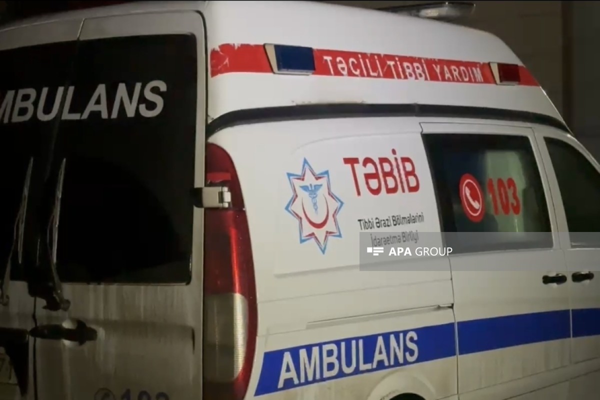 Qubada minik avtomobili yük avtomobilinə çırpılıb, iki nəfərin vəziyyəti ağırdır