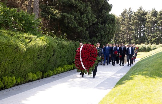 “AzerGold” QSC-nin fəaliyyətə başlamasının 10 illiyi münasibətilə Fəxri xiyaban və Şəhidlər xiyabanı ziyarət olunub
