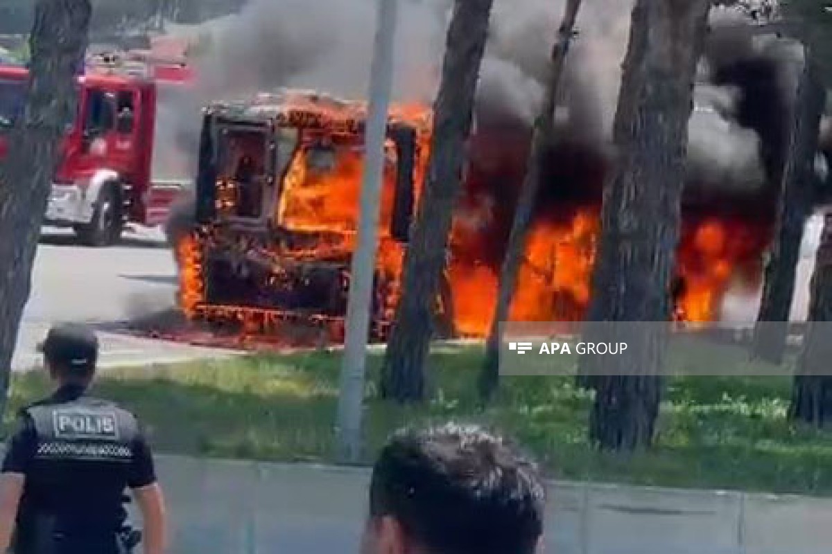 Bakıda avtovağzalın yaxınlığında avtobus yanıb - <span class="red_color">FOTO