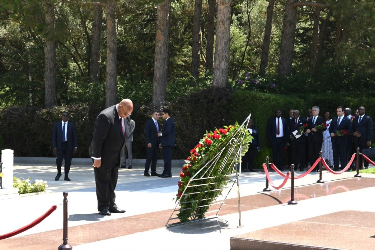 Zimbabve Milli Assambleyasının sədri Fəxri xiyabanda və Zəfər parkında olub
