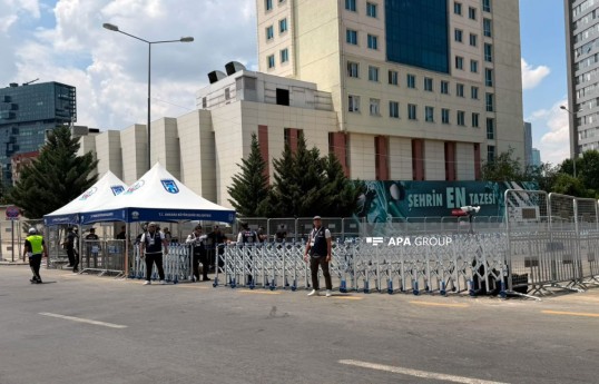Trampın Ankarada qalacağı hotelin ətrafında baryerlər quraşdırılıb - FOTO 