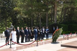 Zimbabve Milli Assambleyasının sədri Fəxri xiyabanda və Zəfər parkında olub